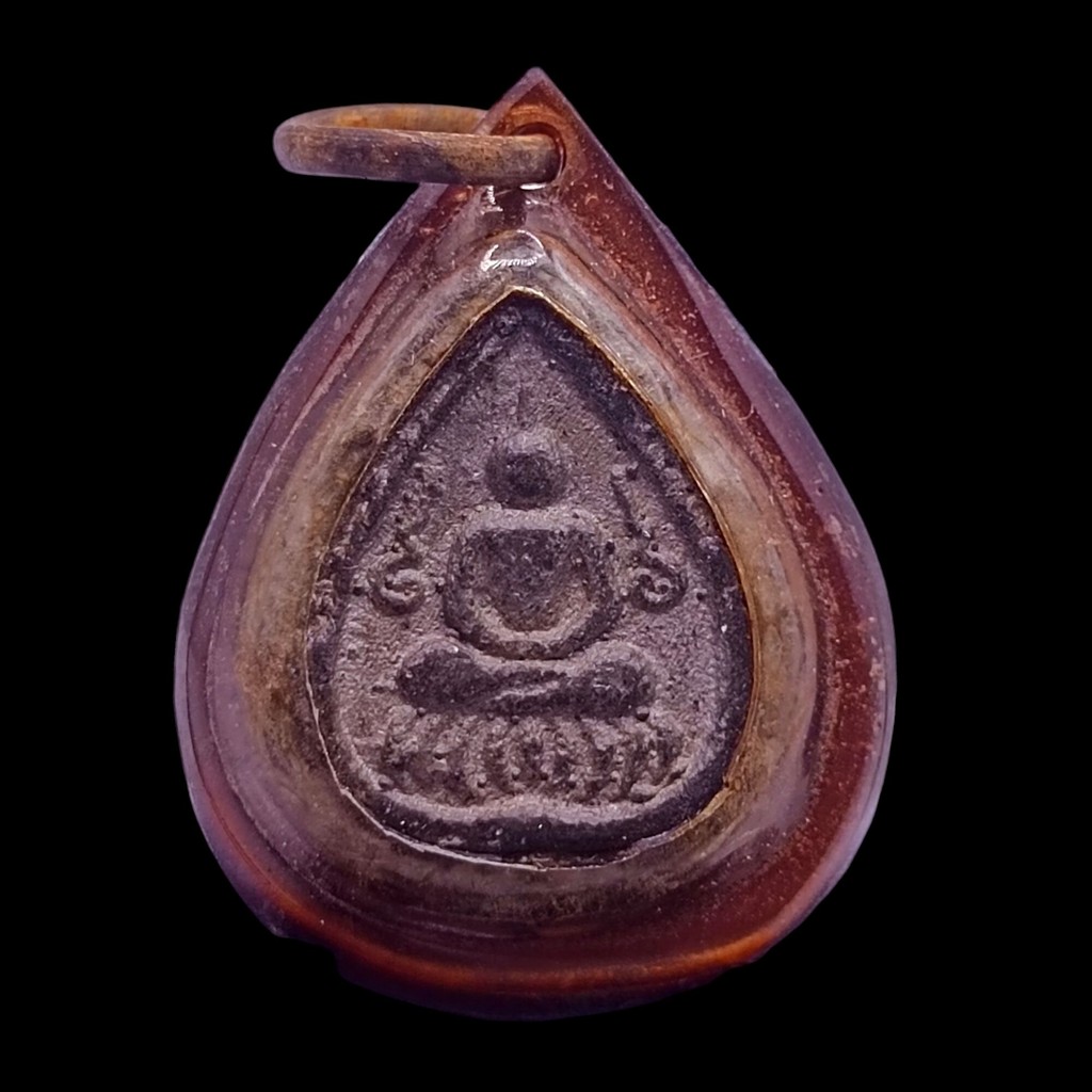 K511 พระกลีบบัว หลวงปู่ศุข วัดปากคลองมะขามเฒ่า เนื้อชิน เลี่ยมกรอบพลาสติกโบราณ 3x1.5 ซม.