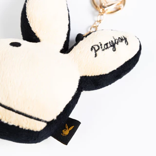 PLAYBOY รุ่น Bunny Charm พวงกุญแจตุ๊กตากระต่ายเพลย์บอย รหัส ST-252K150CC ดีไซน์ขนนุ่ม หูกระต่ายปักตัวอักษร