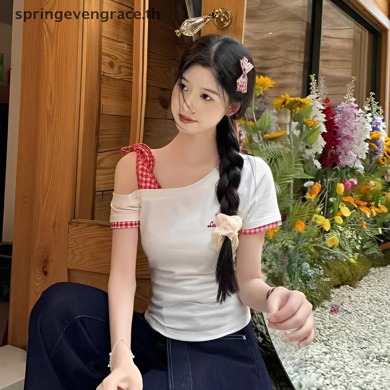 เสื้อยืดแขนสั้นไหล่เดียวสีขาวยอดนิยม สำหรับผู้หญิงฤดูร้อน แบบลายลูกไม้ และสไตล์ปิดไหล่