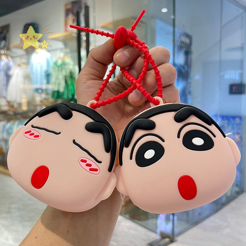 [JBTH] Crayon Shin-Chan กระเป๋าถือน่ารักกระเป๋าใส่เหรียญ Periphery กระเป๋าเก็บกระเป๋าเป้สะพายหลังจี้ Kawaii วันหยุดเด็กพวงกุญแจของขวัญวันเกิด [JB]