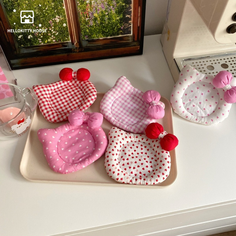 Hello Kitty Placemat Quilted เสื่อฉนวนกันความร้อนผ้าห้องครัวเดสก์ท็อปตกแต่งอุปกรณ์ประกอบฉากยิง