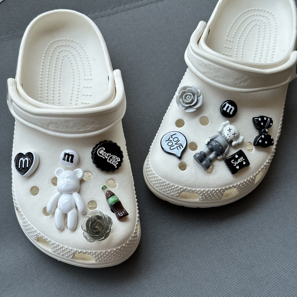 แฟชั่น Coke Bear Kaws Black & White DIY Jibbitz สําหรับ Crocs Girl Charms อุปกรณ์เสริม
