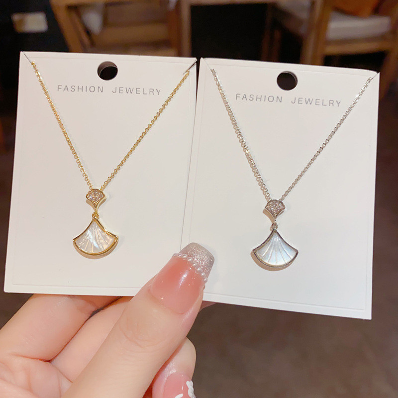การออกแบบ High-End Feel Fritillary Fan ประณีตแฟชั่น Classy Clavicle Chain หรูหราสร้อยคอ