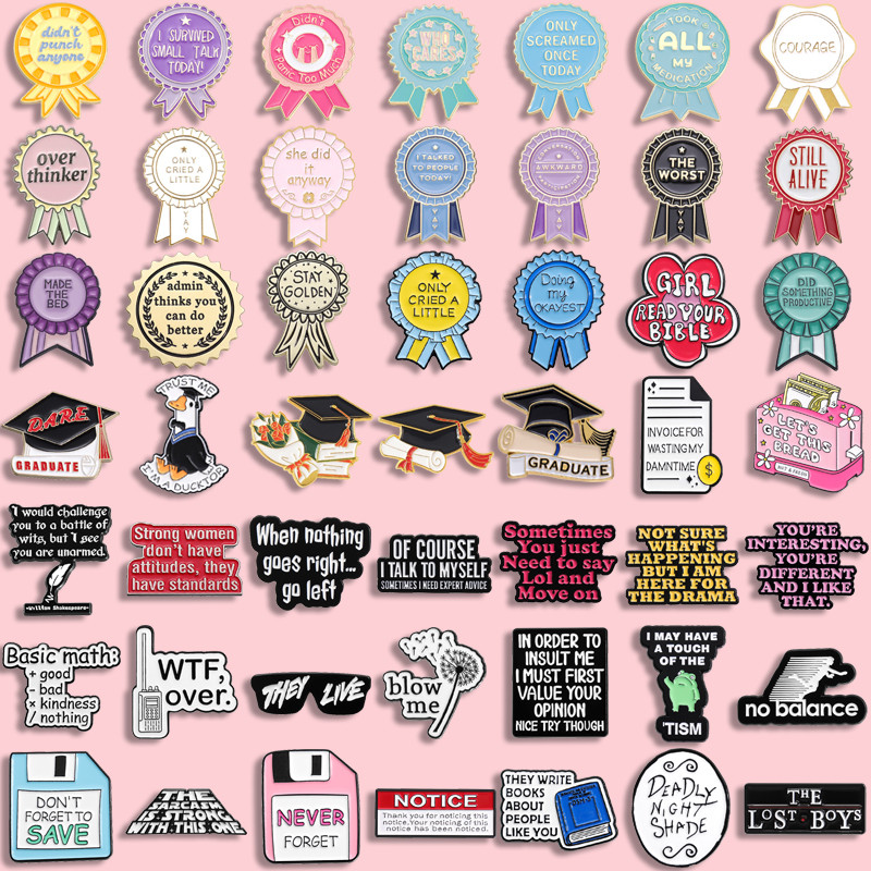 100รูปแบบข้อความประโยคสั้นเคลือบเข็มกลัดฤดูกาลรับปริญญาหมวกหมอกระเป๋าเป้สะพายหลั