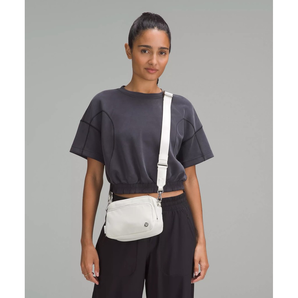 กระเป๋าสตรีกระเป๋าผู้ชายกระเป๋าสะพาย Lululemon Everywhere Crossbody Bag ใหม่ 2L