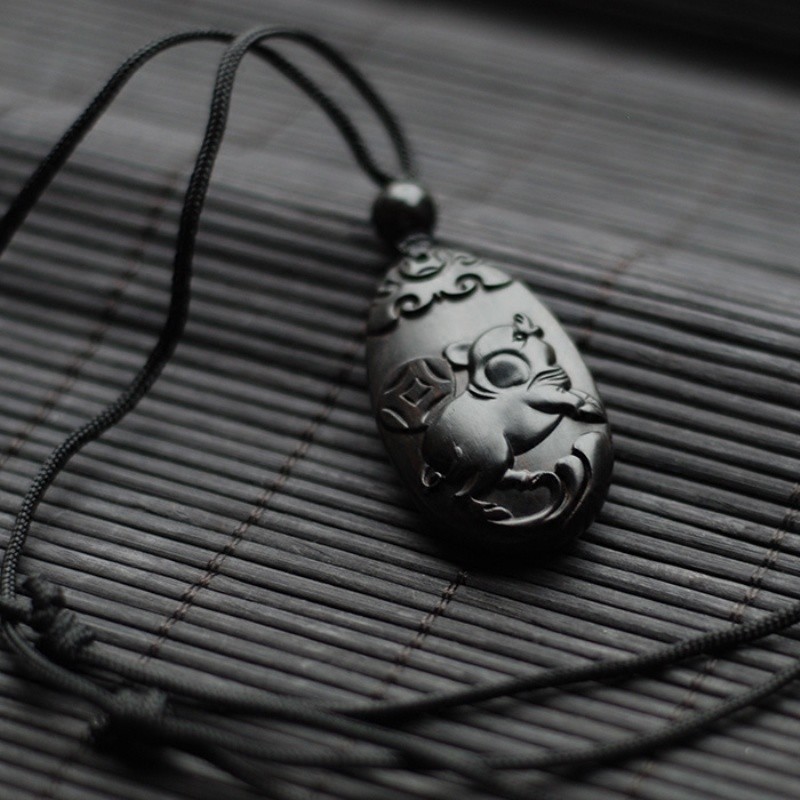 สร้อยคอจี้ไม้ ebony สีม่วง ออกแบบเป็นตัวอักษรและภาพสัญลักษณ์ของปีเกิด