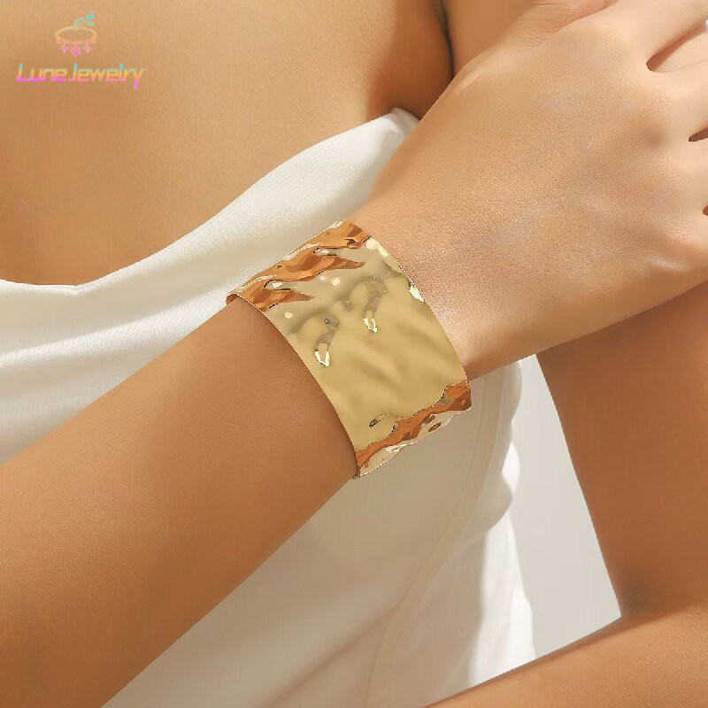 COD💖กำไลข้อมือกว้างดีไซน์หรูระดับไฮเอนด์ โลหะผสมทองผิวเรียบแบบไม่สม่ำเสมอ-Lune