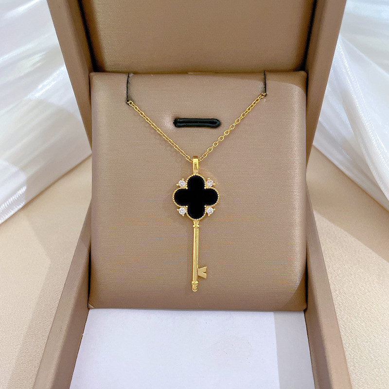 สร้อยคอไทเทเนียมเหล็กชุบ 18K ทองแท้ Lucky Key จี้ Clavicle Chain เครื่องประดับสุภาพสตรี