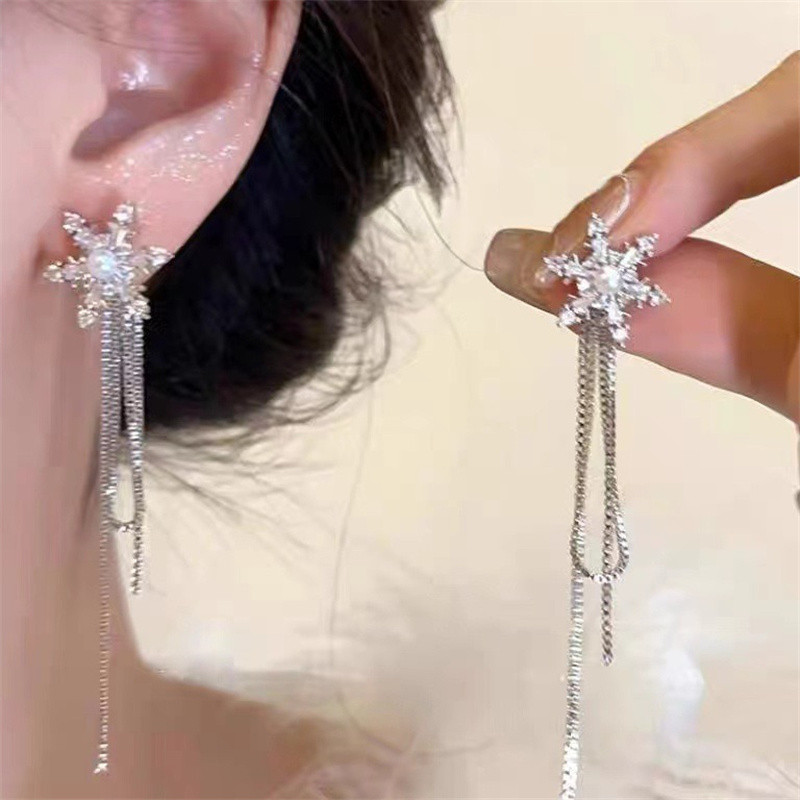 LANXIU พู่มุกต่างหูเกล็ดหิมะแบบดองกลและสแต studs สวยงามหรูหรา เหมาะเป็นของขวัญในเทศกาลคริสต์มาสสำหรับผู้หญิง