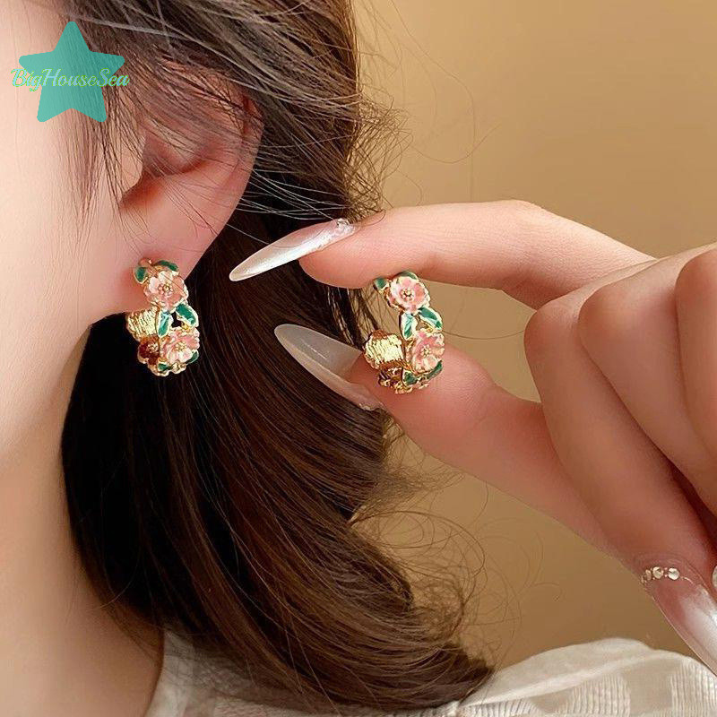 [BigHouseSea] 1 คู่โรแมนติกประณีตหยดเคลือบดอกไม้ต่างหูสตั๊ดรูปตัว C สําหรับผู้หญิงสาวต่างหูระดับไฮเอนด์ของขวัญเครื่องประดับใหม่