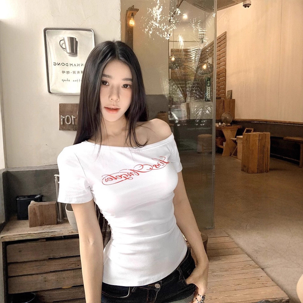เสื้อแขนสั้นผู้หญิงพิมพ์ลายน่าสนใจ ทรงสายเดี่ยวเฉียง