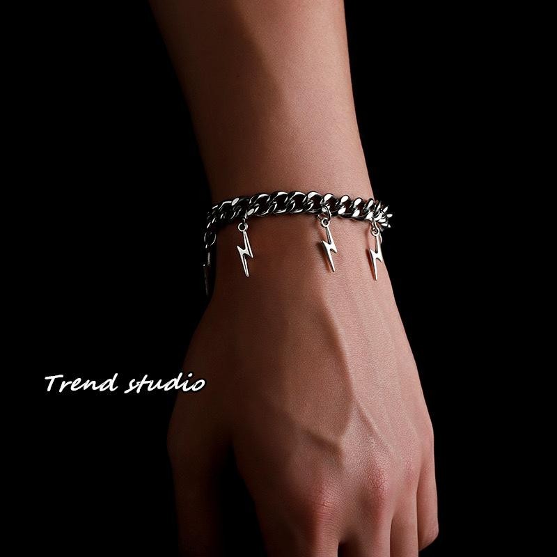 สร้อยข้อมือรูปสายฟ้ามีสไตล์ ทำจากเหล็กไทเทเนียมและจะไม่ซีดจาง มีกำไลข้อมือจากซีรีย์เดียวกันให้เลือกมากมาย