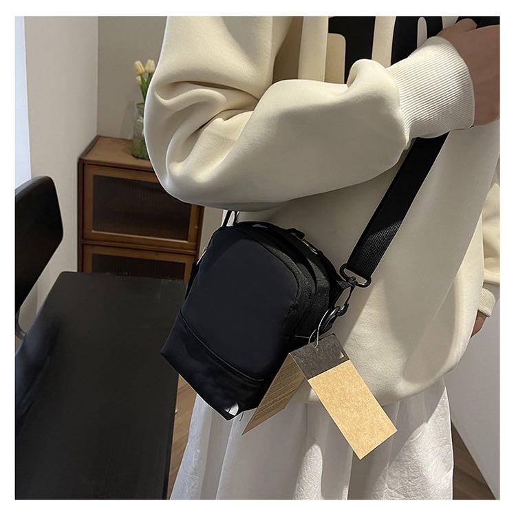 พร้อมส่ง กระเป๋าสะพายข้างใบเล็ก ทรงสวย ง่ายต่อการจับคู่ คุณภาพดี 3สีให้เลือก Mini Crossbody Bag - รูปที่ 2