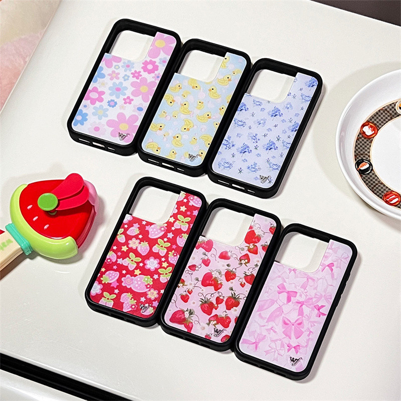 สตรอเบอร์รี่สนามดอกไม้ป่าเคสโทรศัพท์สําหรับiphone 16 Pro Max 12 13 14 15 Pro Max 15 14 16 PlusคุณภาพสูงWFปลอกในตัวสักหลาดซิลิโคนป้องกันการตกกันกระแทกปกหลัง