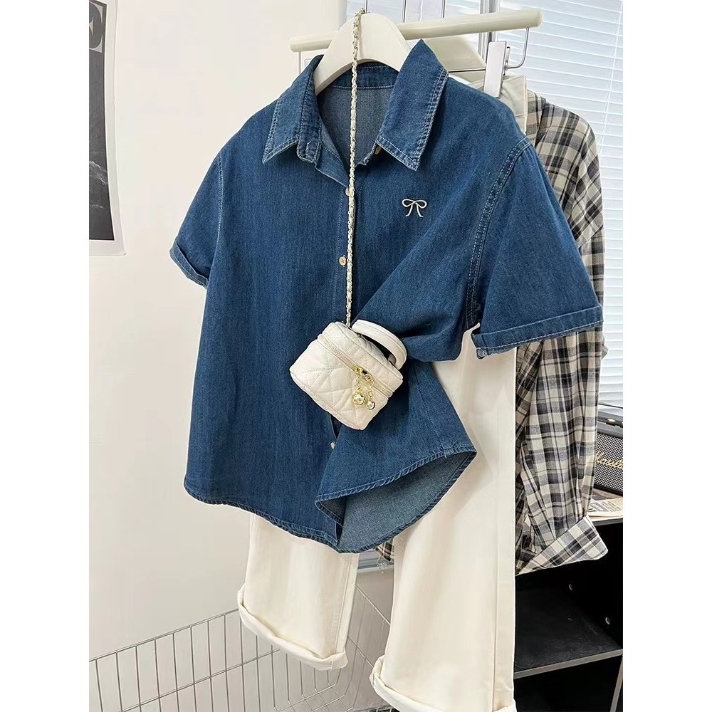 เสื้อเชิ้ตยีนส์แขนสั้นสำหรับผู้หญิง สไตล์เรียบง่าย ปักลายสีฟ้า ใหม่ฤดูร้อน 250708