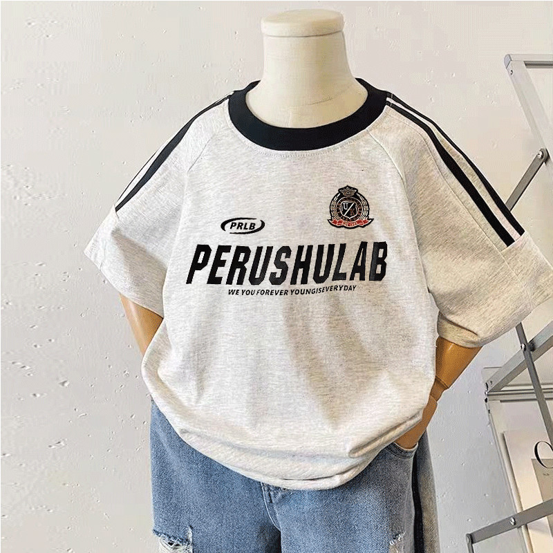 เสื้อยืดแขนสั้นเด็กชายฤดูร้อนสไตล์ใหม่เวอร์ชั่นเกาหลีผ้าฝ้ายแท้คอกลมแฟชั่นที่เรียบง่ายพิมพ์ตัวอักษรตราสีจับคู่หล่อหลวมสบาย ๆ ด้านบน