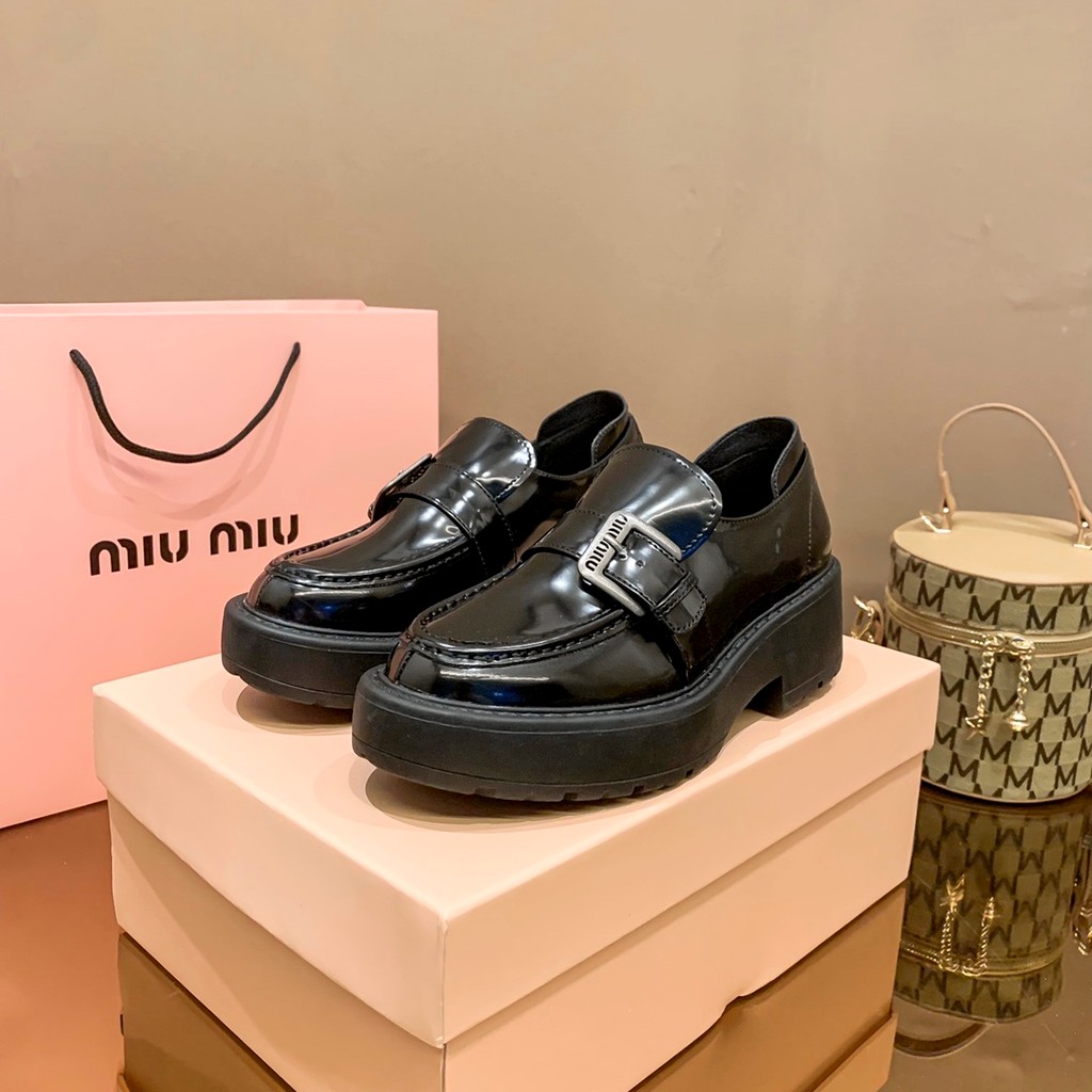 M1um1u Simple หนา soled หนัง Lefu รองเท้าเดี่ยว 2025 รองเท้าผู้หญิงสไตล์ใหม่ 35-42