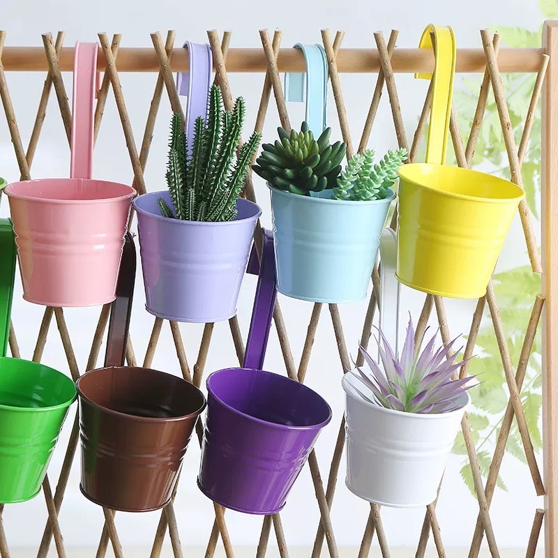 กระถางแขวนระเบียง กระถางดอกไม้ระเบียงแขวนถัง มีรูระบายน้ำ สําหรับแขวนตกแต่งบ้าน กระถางแขวน ต้นไม้สีเขียว