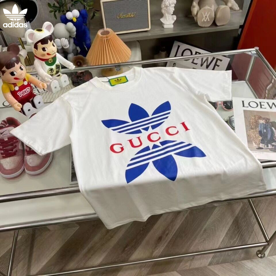 ADIDAS GUCCI Adidasgucci Clover Mens Big Logo Print เสื้อยืดแบรนด์ร่วมคู่รักฤดูร้อนสบายๆและหลากหลายว