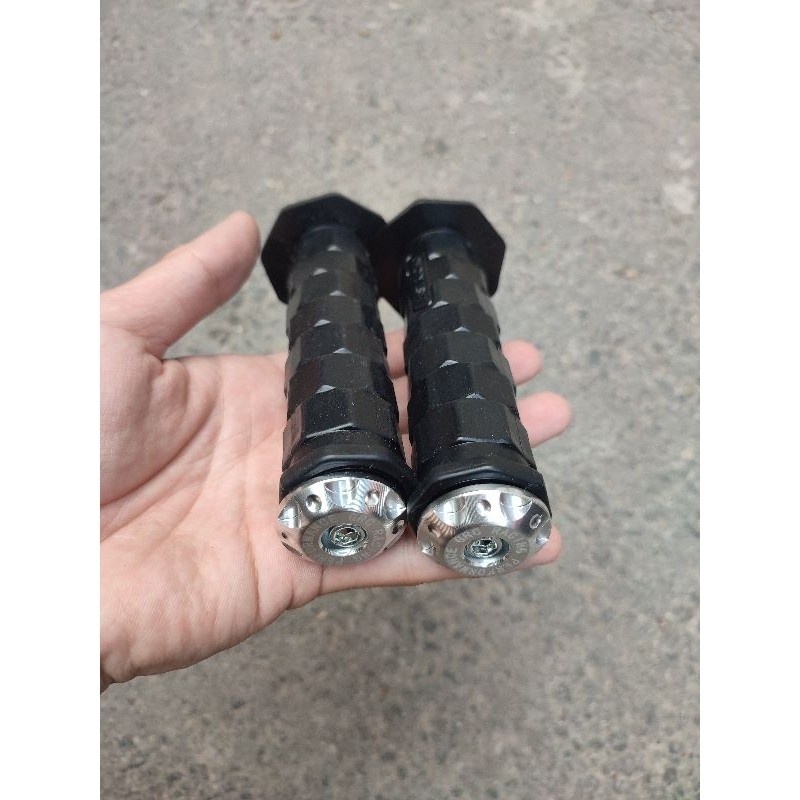 A PAIR OF dytona รุ่น octagon ปลอกแฮนด์ plus HENG ดอกไม้ chrome Crome crem สีดํา octagon ปลอกแฮนด์ h