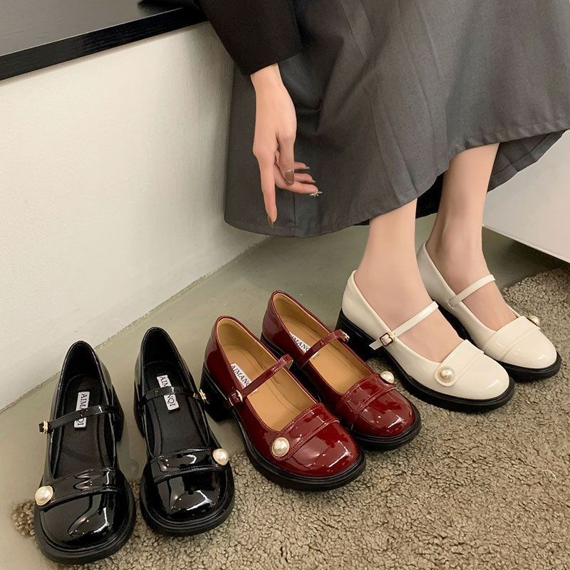 รองเท้าแมรี่เจนสีแดง รองเท้าหนังส้นหนาของผู้หญิง หัวสี่เหลี่ยม ตกแต่งกระดุมมุก สไตล์ย้อนยุคฝรั่งเศส ๆ จับคู่ทั้งหมด