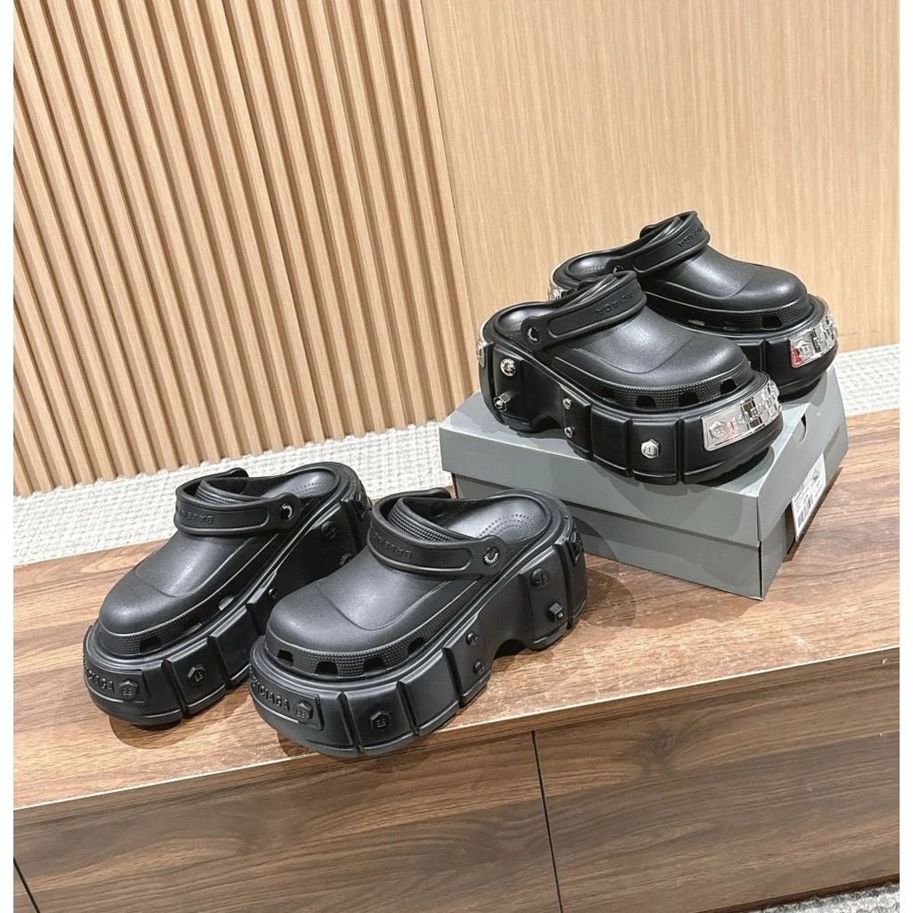 Blcg 2024ฤดูใบไม้ผลิและฤดูร้อนใหม่แบรนด์ร่วมสไตล์ย้อนยุคหล่อสไตล์พังก์หมุดโลหะเพิ่มพื้นหนารองเท้าหลุมที่นิยมในโลกออนไลน์ดาวสไตล์เดียวกันกลวงระบายอากาศหัวเข็มขัดแพลตฟอร์มด้านล่างรองเท้าแตะปิดหัวรองเท้าแตะ