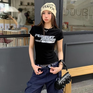 เสื้อยืดสวยๆผู้หญิง เสื้อผ้า เสื้อรัดรูปสีแดงแขนสั้นพิมพ์ลายตัวอักษรสไตล์อเมริกันย้อนยุค