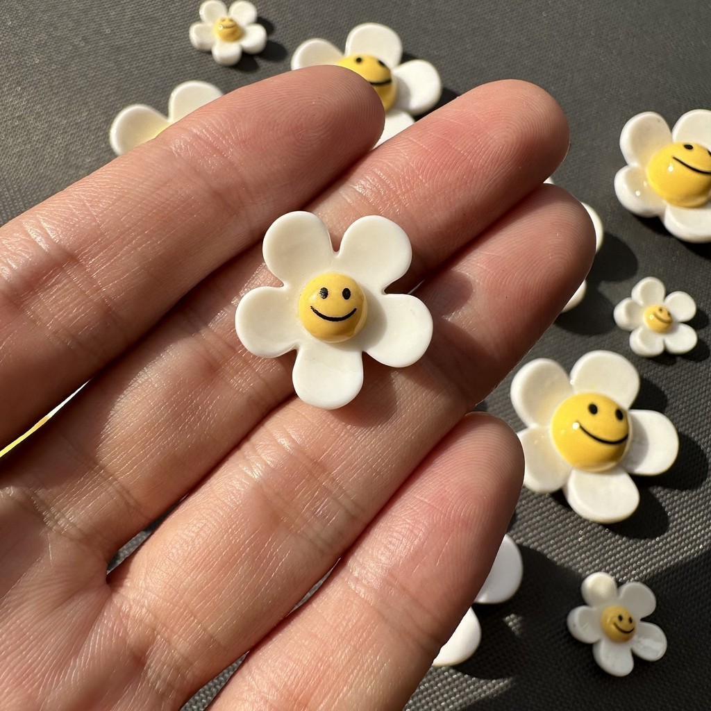 Ins ดอกไม้ดอกทานตะวัน Smile Daisy jibbits สําหรับ crosc สาว Charm ปุ่ม DIY อุปกรณ์เสริมสําหรับผู้หญิงรองเท้าหัวเข็มขัดรองเท้าตกแต่ง NO รองเท้า