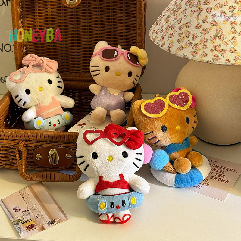 SANRIO <Honeyba>Sanrioแหวนว่ายน้ําHello Kittyตุ๊กตาplushจี้พวงกุญแจการ์ตูนน่ารักแมวรถที่นั่งเข็มขัดไหล่ป้องกันกระเป๋าch Nice