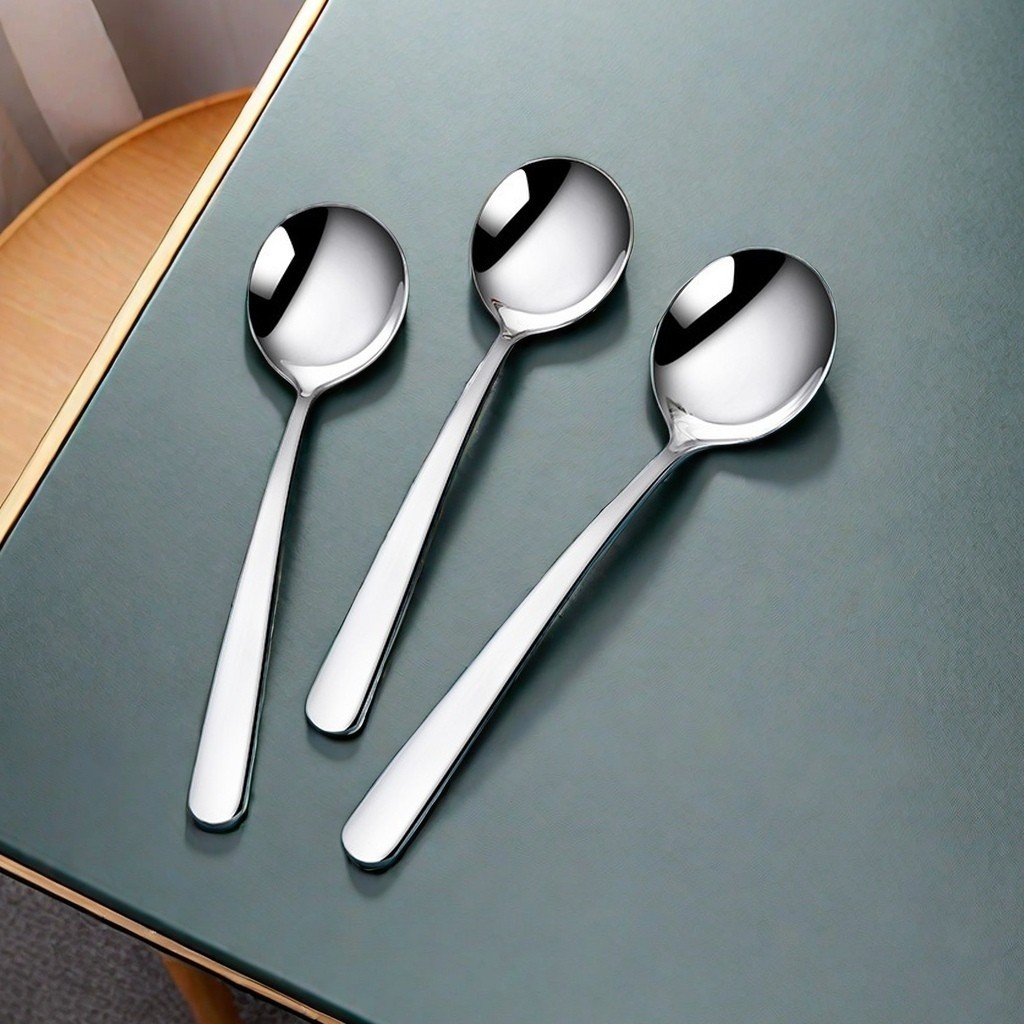 โรงอาหารของโรงเรียน ช้อนอาหารเย็นสําหรับเด็กนักเรียน