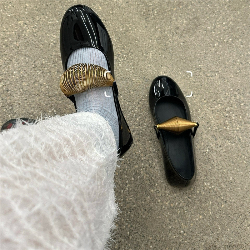 รองเท้า Mary Jane สไตล์ Alaia หนังแท้พ่นเงา ออกแบบมาพร้อมห่วงคล้องสปริงโลหะ ทรงแบนด้านหลัง