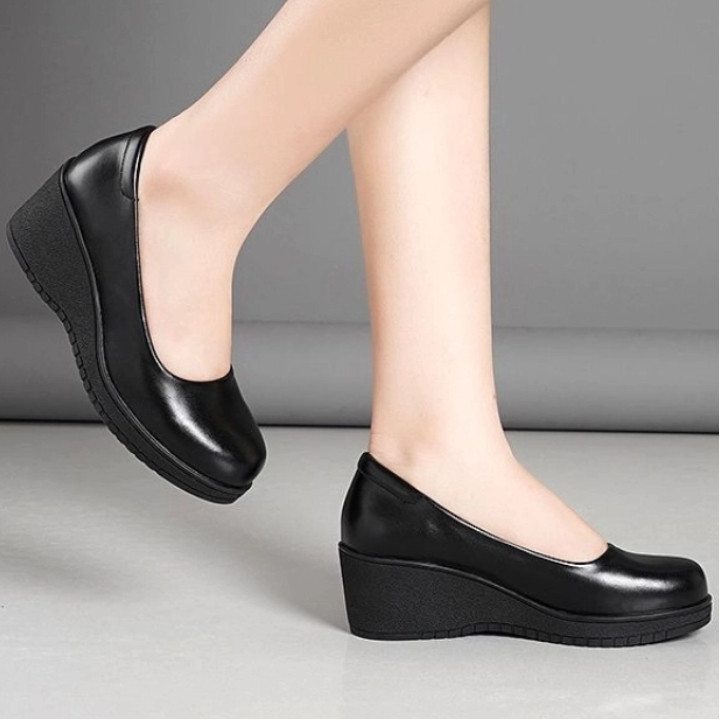 รองเท้าส้นสูงสไตล์เกาหลีแบบแมรี่เจน ทำจากหนังนิ่ม มีการออกแบบด้วยสายคาด