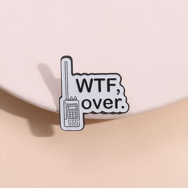 การ์ตูนเครื่องส่งรับวิทยุเคลือบ Pin ข้อความตลก "WTF, Over" ป้ายโลหะการออกแบบสร้างสรรค์เสื้อผ้า Lapel Pin เครื่องประดับของขวัญ