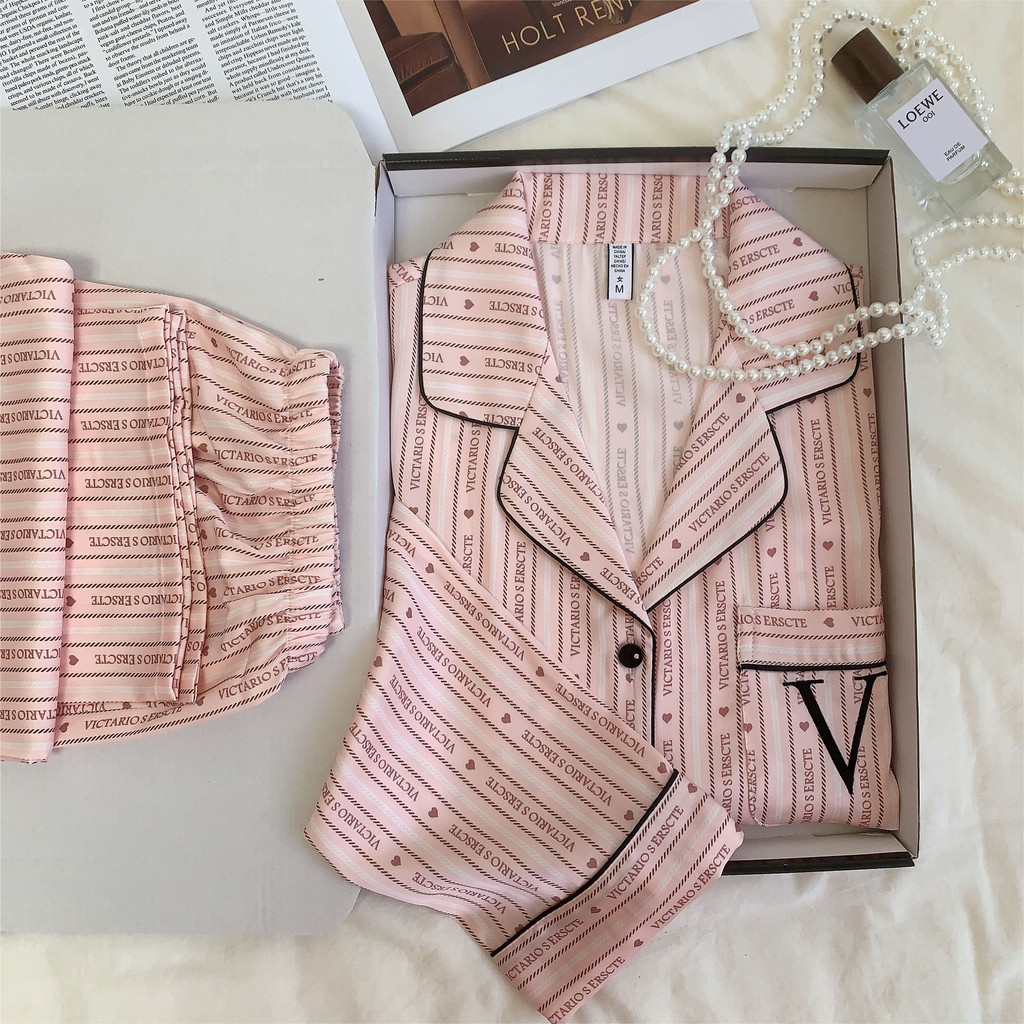 ชุดนอนลายเส้นแขนยาวและกางเกงขายาว สำหรับฤดูใบไม้ผลิและฤดูร้อน ออกแบบพิมพ์ตัวอักษร ชุดลำลองสตรีแฟชั่น