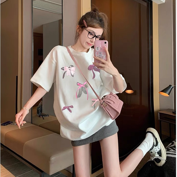 Basi เสื้อยืด oversize ผู้หญิง คอกลมแขนสั้น สกรีนลาย “BOWS“ โบว์น่ารัก ผ้าคอตตอน100% ผ้านุ่ม สไตล์เกาหลี มินิมอล y2k