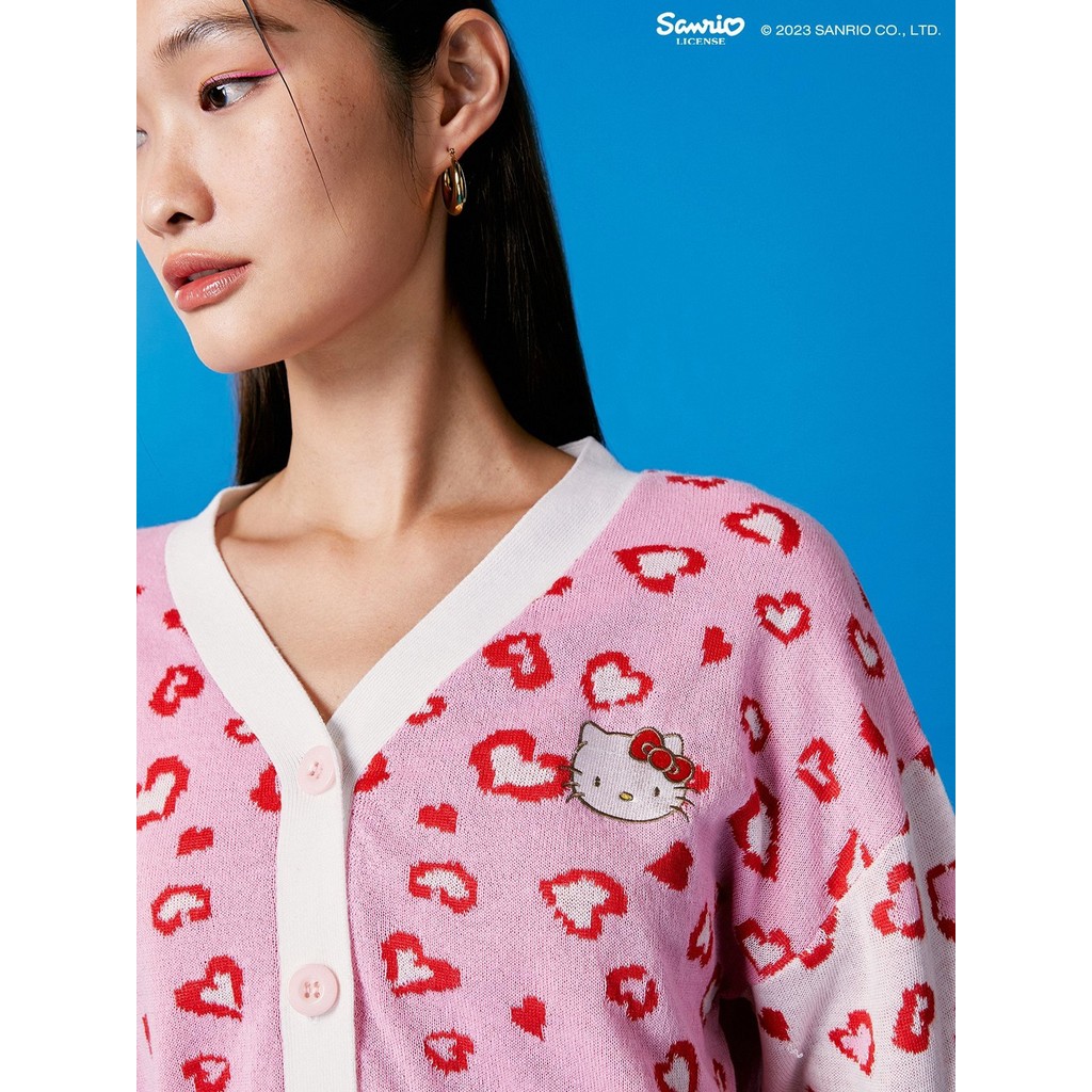 Pomelo x Hello Kitty เสื้อคาร์ดิแกนดีไซน์ลายหัวใจ เป็นมิตรต่อสิ่งแวดล้อม / Pomelo x Hello Kitty Sust