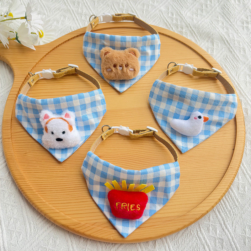2025 Summer Pet Bandana - ผ้ากันเปื้อนลายตารางระบายอากาศสําหรับสุนัขและแมว ผ้าพันคอควบคุมมูลแบบปรับได้แบบถอดได้พร้อมอุ้งเท้าการ์ตูน (ผ้าแห้งไวเย็น)
