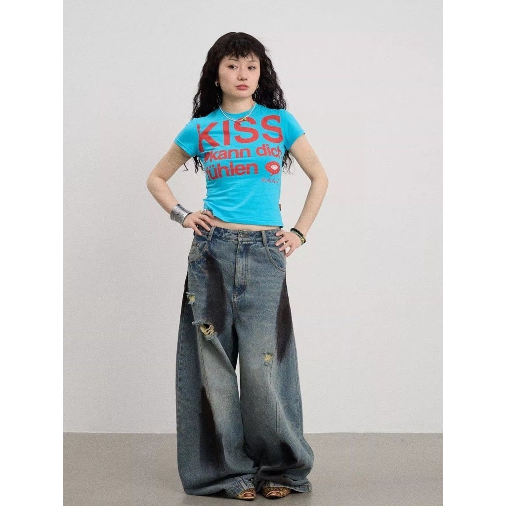 ฤดูร้อนสไตล์ใหม่ 2024KISS สีฟ้าสั้นสไตล์ Slim-fit ไหล่แขนสั้นเสื้อยืดผู้หญิง Slim-fit Slimmer ดูการออกแบบด้านบน