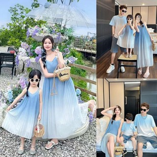 ขนาดเล็กสดพ่อแม่และลูกสวมใส่ครอบครัวสามริมทะเลวันหยุดสไตล์ไล…