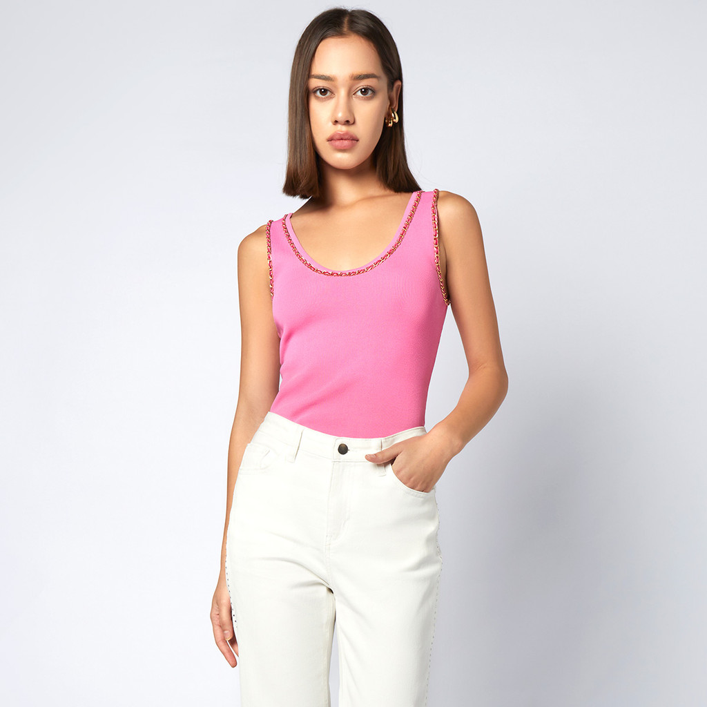 f.fashion เสื้อกล้ามคอวีแต่งขอบโซ่ ผู้หญิง สีชมพู | Chain Decorated V-Neck Tank Top | 06333