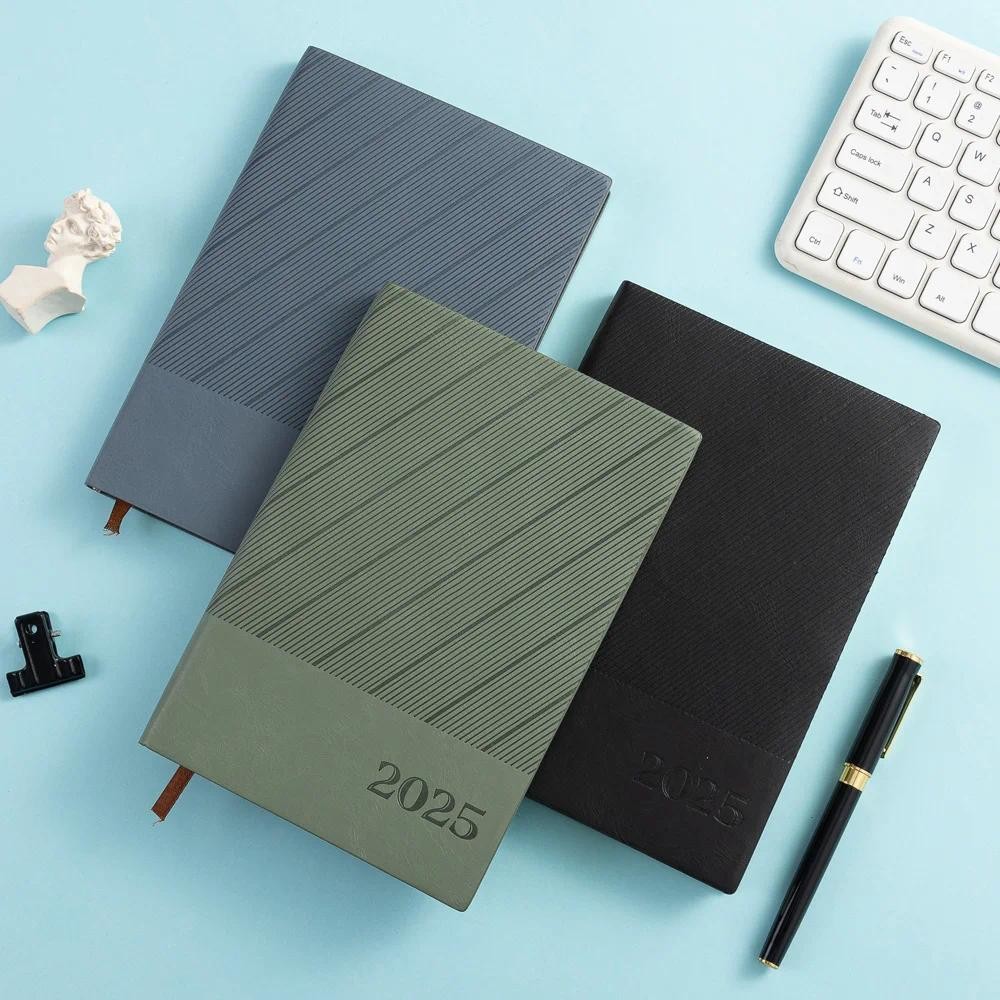 2025 Daily Planner PU Cover Agenda Schedule Notebooks เหมาะสําหรับโรงเรียน Office Journaling A5 ธุรกิจ 365 วันวางแผนปฏิทิน