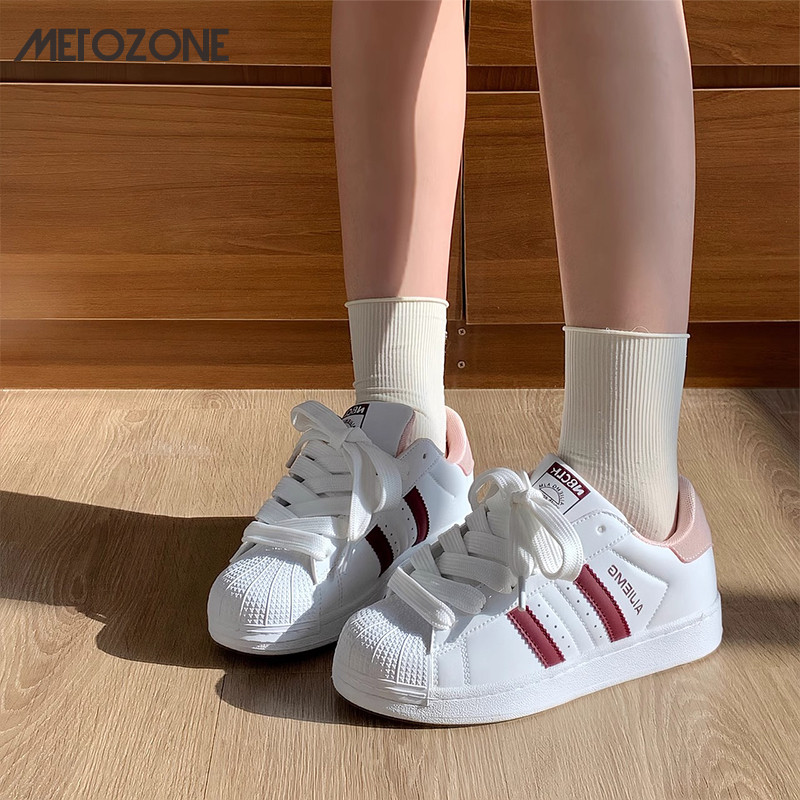 MeToZone รองเท้าลําลองผู้หญิงแฟชั่นใหม่เวอร์ชั่นเกาหลีอเนกประสงค์เชลล์นิ้วเท้าระบายอากาศสบายๆนักเรียนรองเท้าสีขาวขนาดเล็ก
