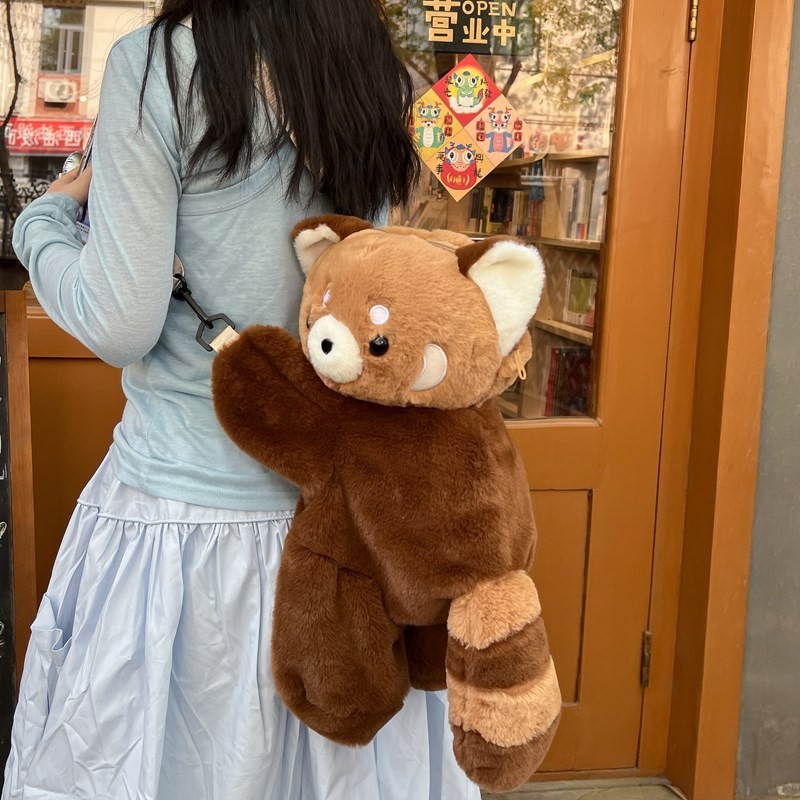 Red Panda Papa Bao Plush Doll Crossbody Bag 2024 กระเป๋าเป้สะพายหลังบุคลิกภาพสไตล์ใหม่หญิงน่ารักกระเป๋าเป้สะพายหลังนุ่ม
