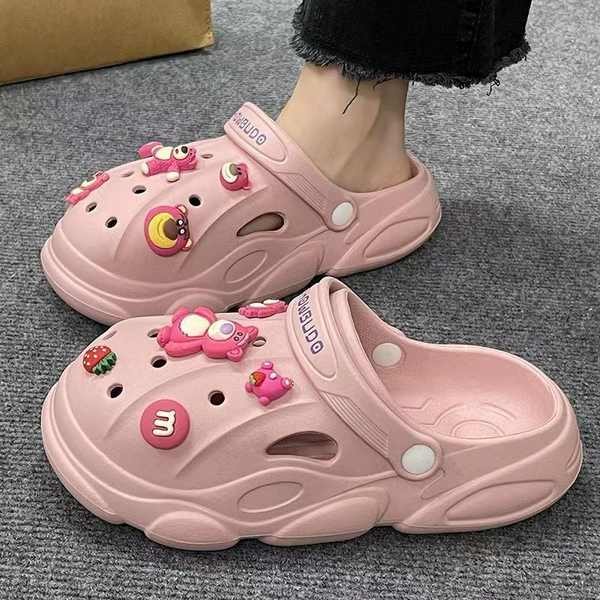 hello polo รองเท้า รองเท้าลายหมีสตรอเบอรี่สำหรับผู้หญิงรองเท้าลายการ์ตูนน่ารักสำหรับฤดูร้อนรองเท้าแต