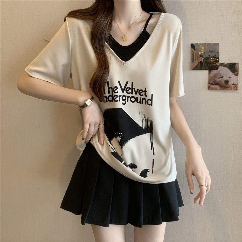 เหมาะสําหรับผู้หญิงขนาดใหญ่แขนสั้นเสื้อยืด OOTD ออกแบบ V คอสี Blocking ปลอมสองชิ้นด้านบนเหมาะสําหรับ