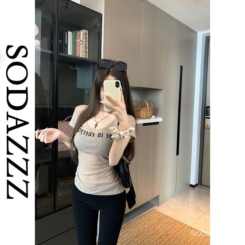 SODAZZZ Letter Love พิมพ์ v คอแขนสั้นเสื้อยืดผู้หญิงฤดูร้อน Slim-Fit ออกแบบสาวร้อนสั้น 3BUQ