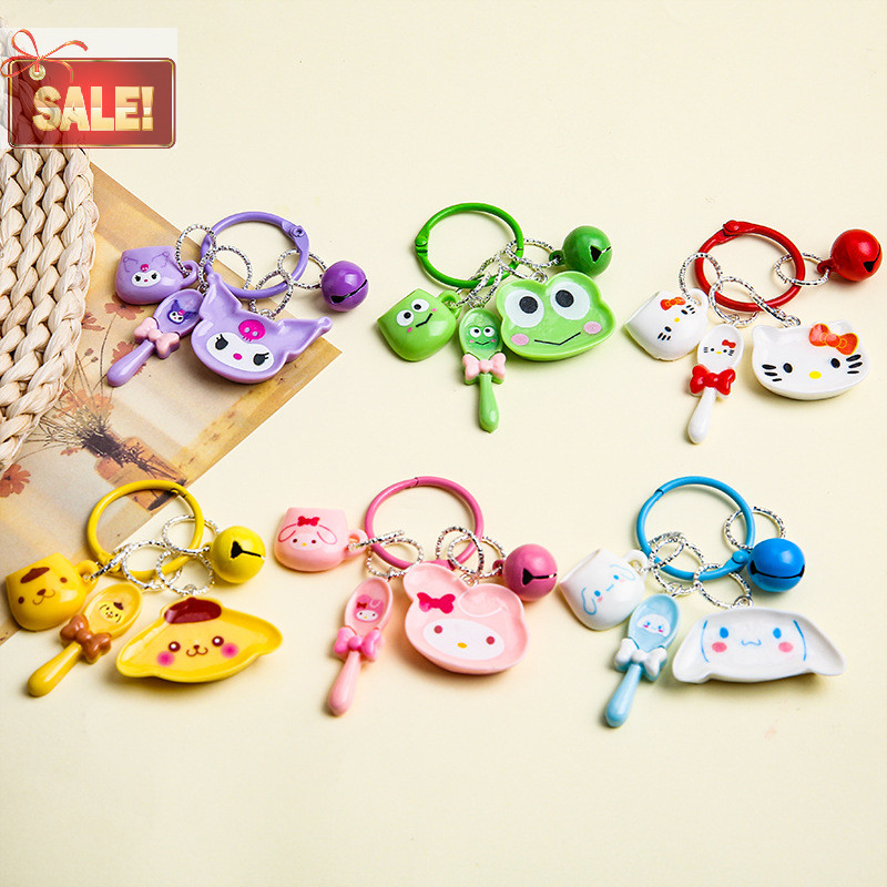 Bl Kawaii Sanrio HelloKitty ช้อนส้อมพวงกุญแจ Action Anime Figures Mymelody Kuromi Cinnamoroll พวงกุญแจน่ารักการ์ตูนรถกระเป๋าเป้สะพายหลังเครื่องประดับตุ๊กตาน่ารักจี้ A