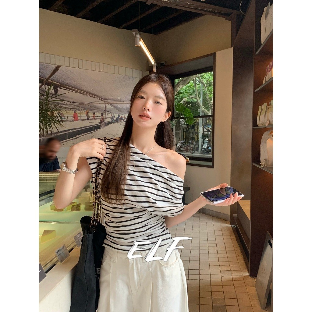 ELFwoo เสื้อยืดแขนสั้นเฉียงสําหรับฤดูร้อนของผู้หญิงร้อนสลิมฟิตปิดไหล่ด้านบนลาย