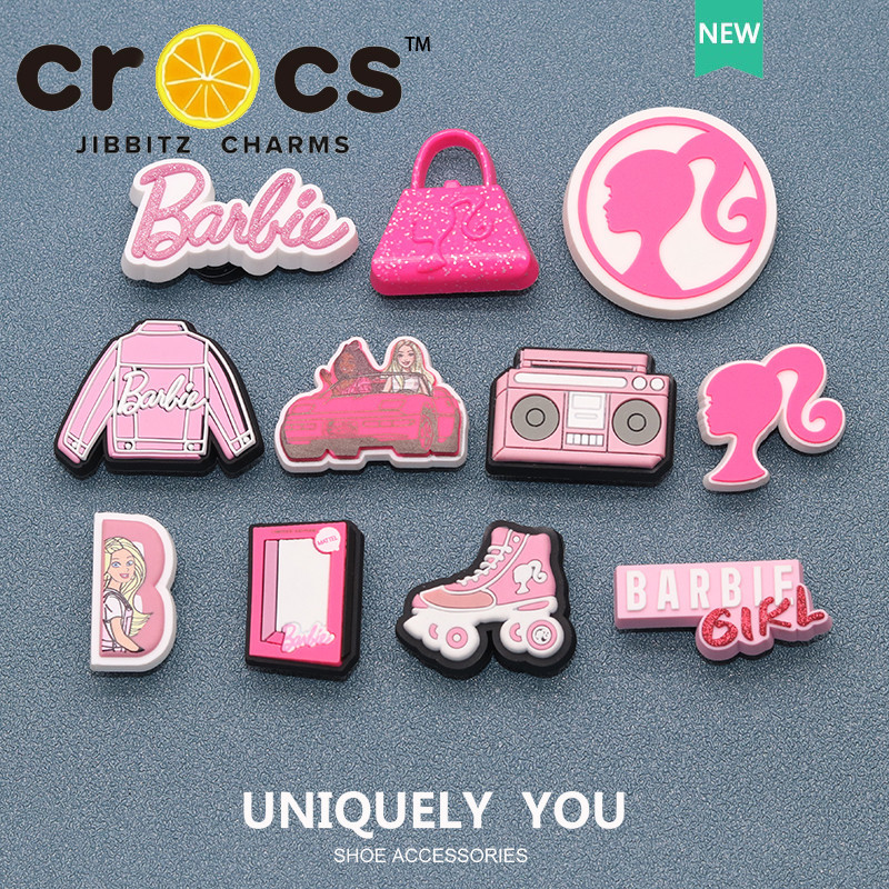 Jibbitz Crocs ตุ๊กตาบาร์บี้ หัวเข็มขัดรองเท้า ตุ๊กตาบาร์บี้สีชมพู เด็กผู้หญิง อุปกรณ์รองเท้า การ์ตูนน่ารัก จิ๊บบิท ตัวติดรองเท้า crocs