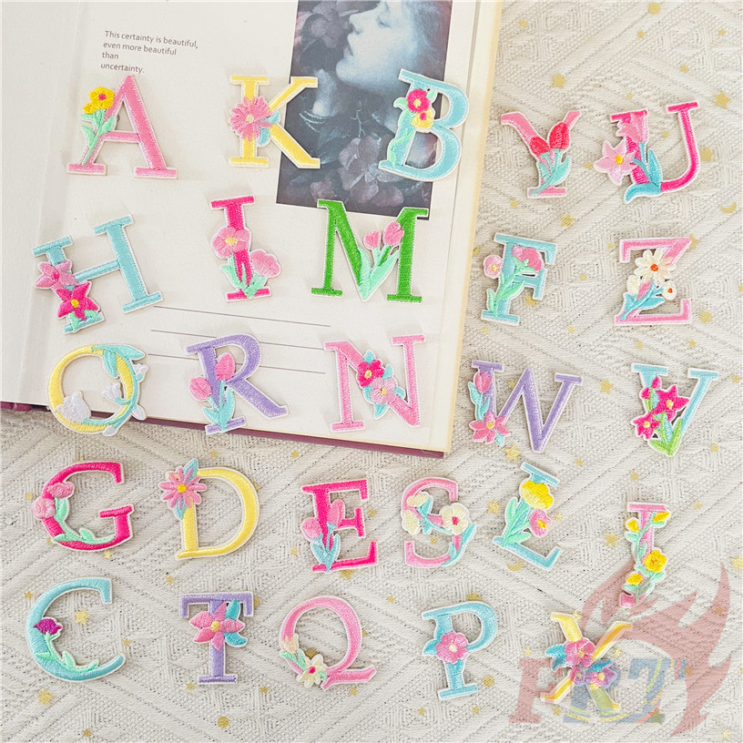 ☸ ดอกไม้ที่มีสีสันตัวอักษรภาษาอังกฤษแพทช์สติกเกอร์ติดด้วยตนเอง ☸ 1 ชิ้น DIY เหล็กบนเย็บป้ายแพทช์ตกแต่งผ้า